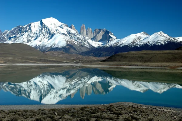 Paesaggio della Patagonia dove regna un lago.